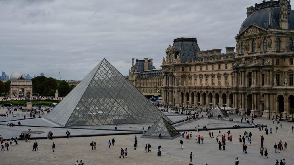 Louvre Museum closes after theft, investigation underway