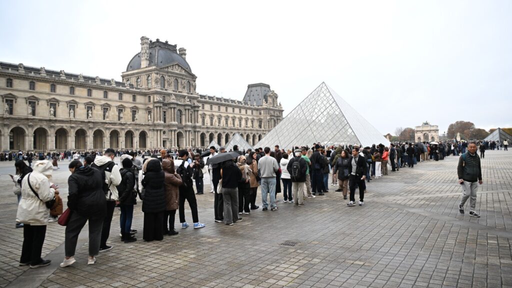 Louvre closed after historic jewels stolen in daylight