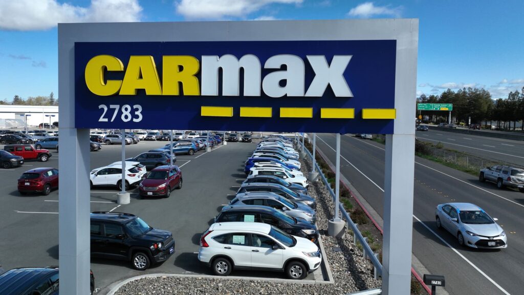 CarMax stock falls 12% as CEO steps down, releases outlook