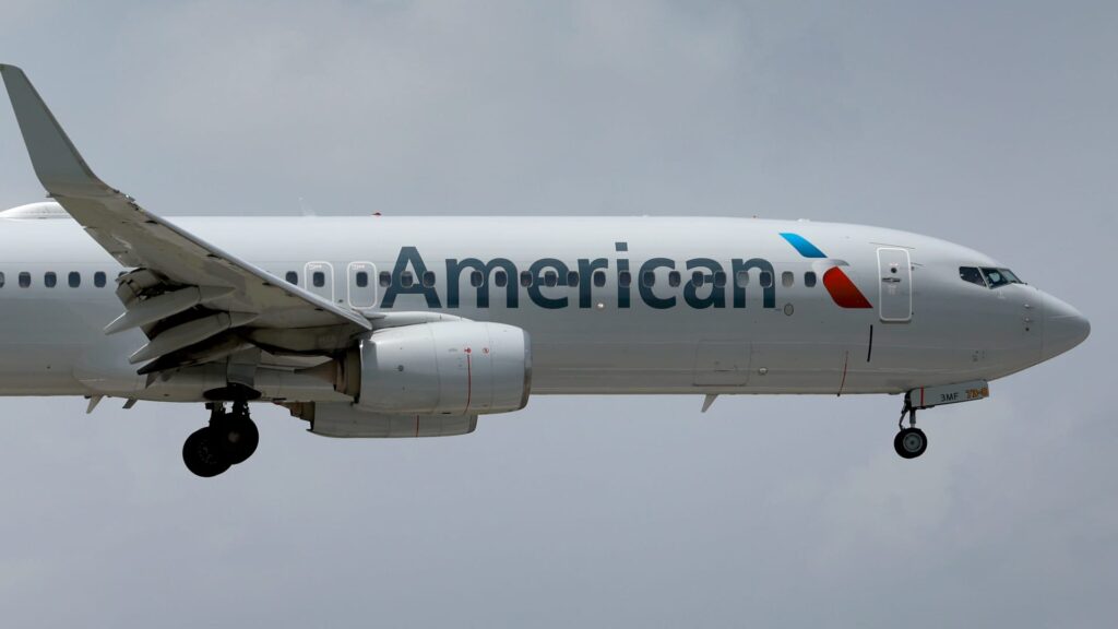 American Airlines keeps frequent flyer status requirements the same